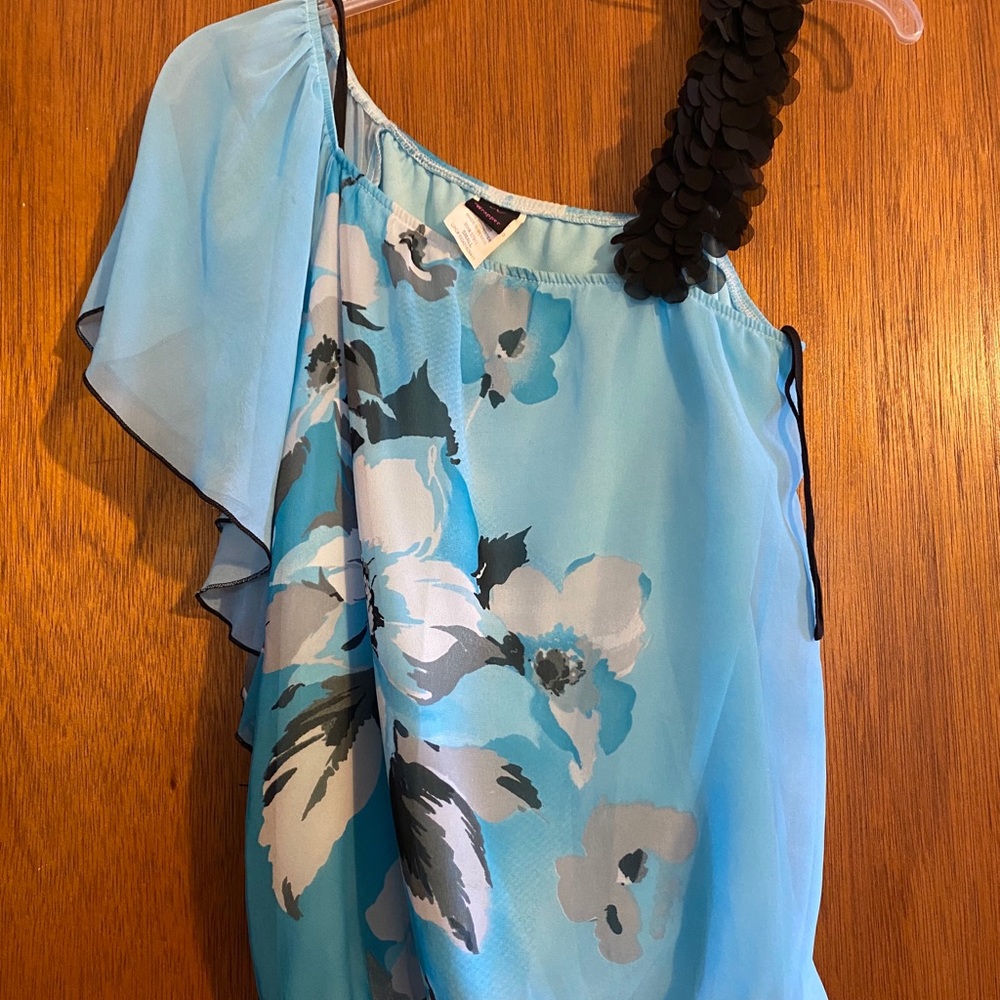 One shoulder top